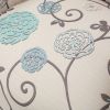 STUNNING VINTAGE FLORAL CLUB CHAIR - ELEGANT WHITE & BLUE - CLASSIC STYLE & COMFORT